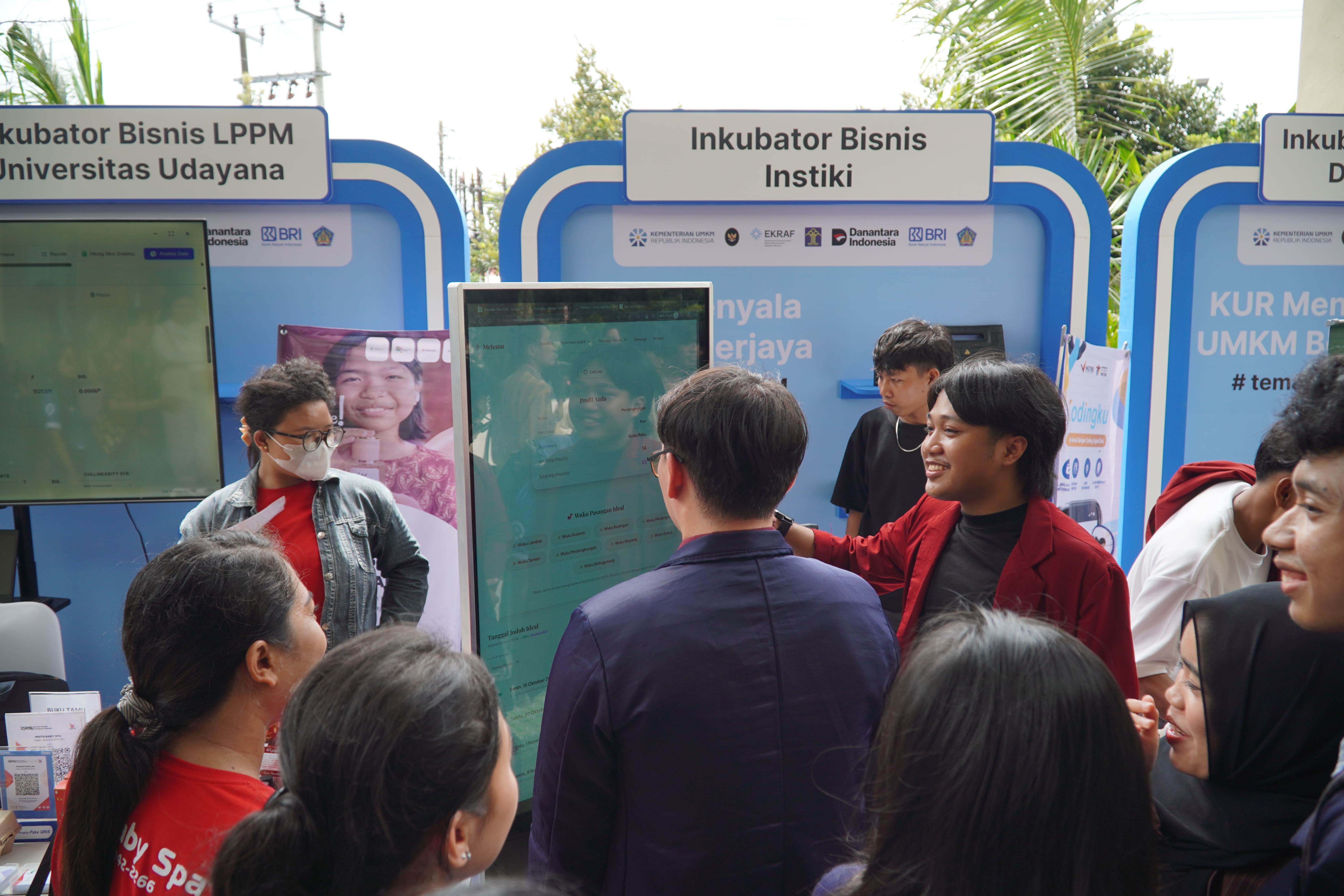 Interaksi pengunjung di stan Inkubator Bisnis INSTIKI