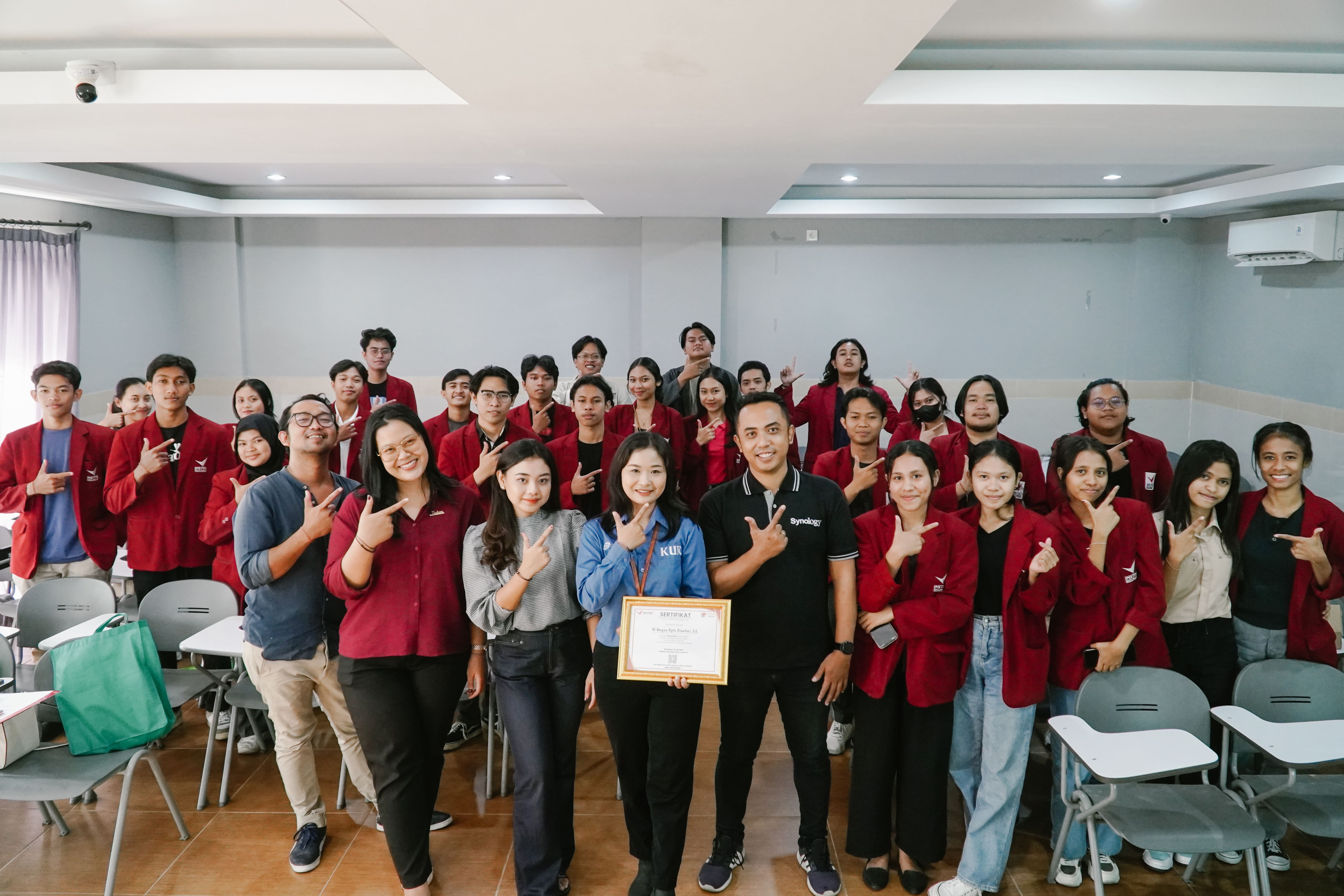 Foto bersama peserta kegiatan INBIS di ruang pertemuan